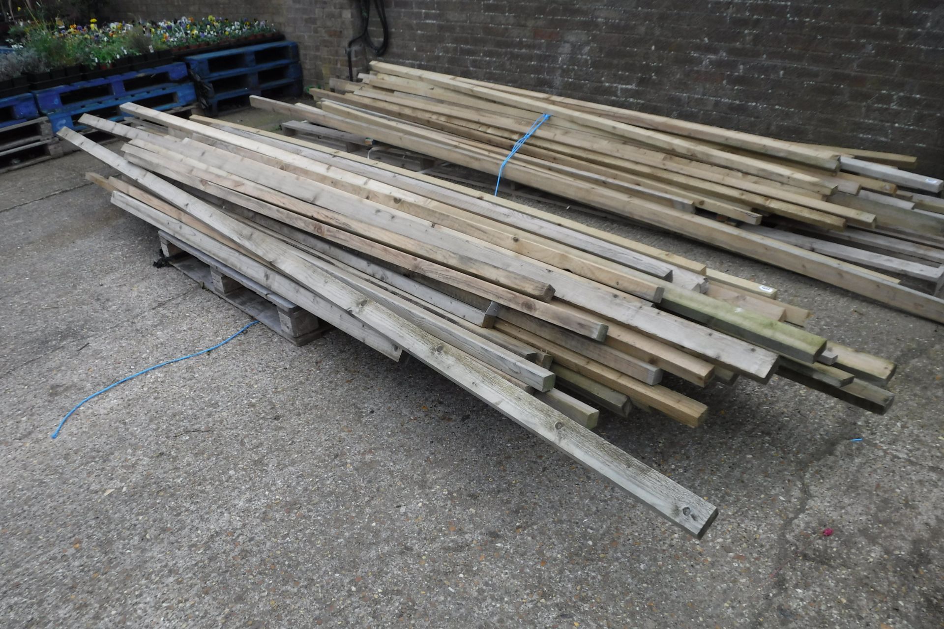 (1096) Pallet of mixed sized timber lengths