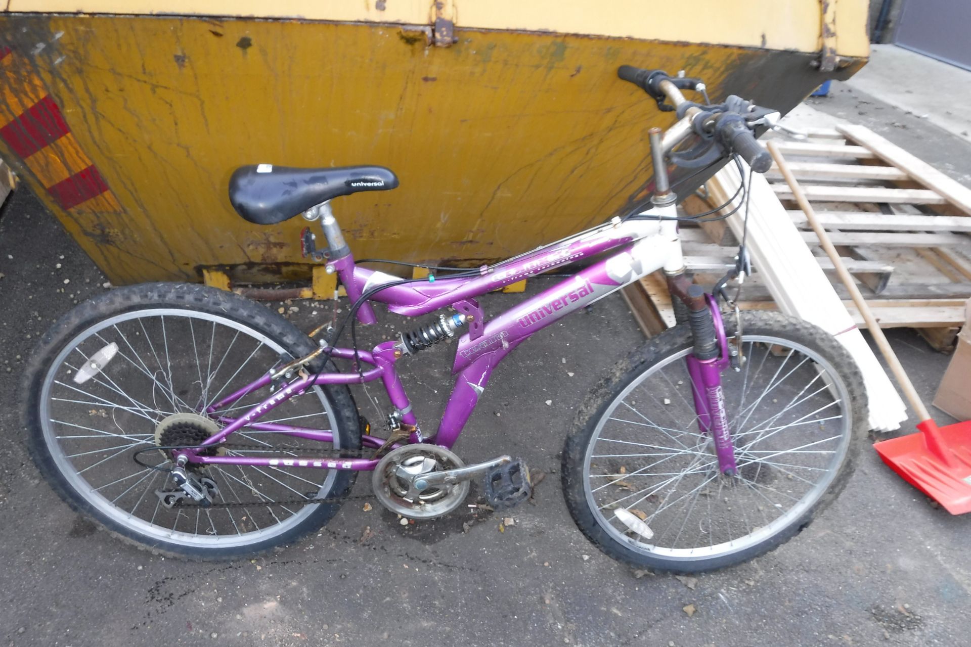 Universal kids mountain bike in purple and white