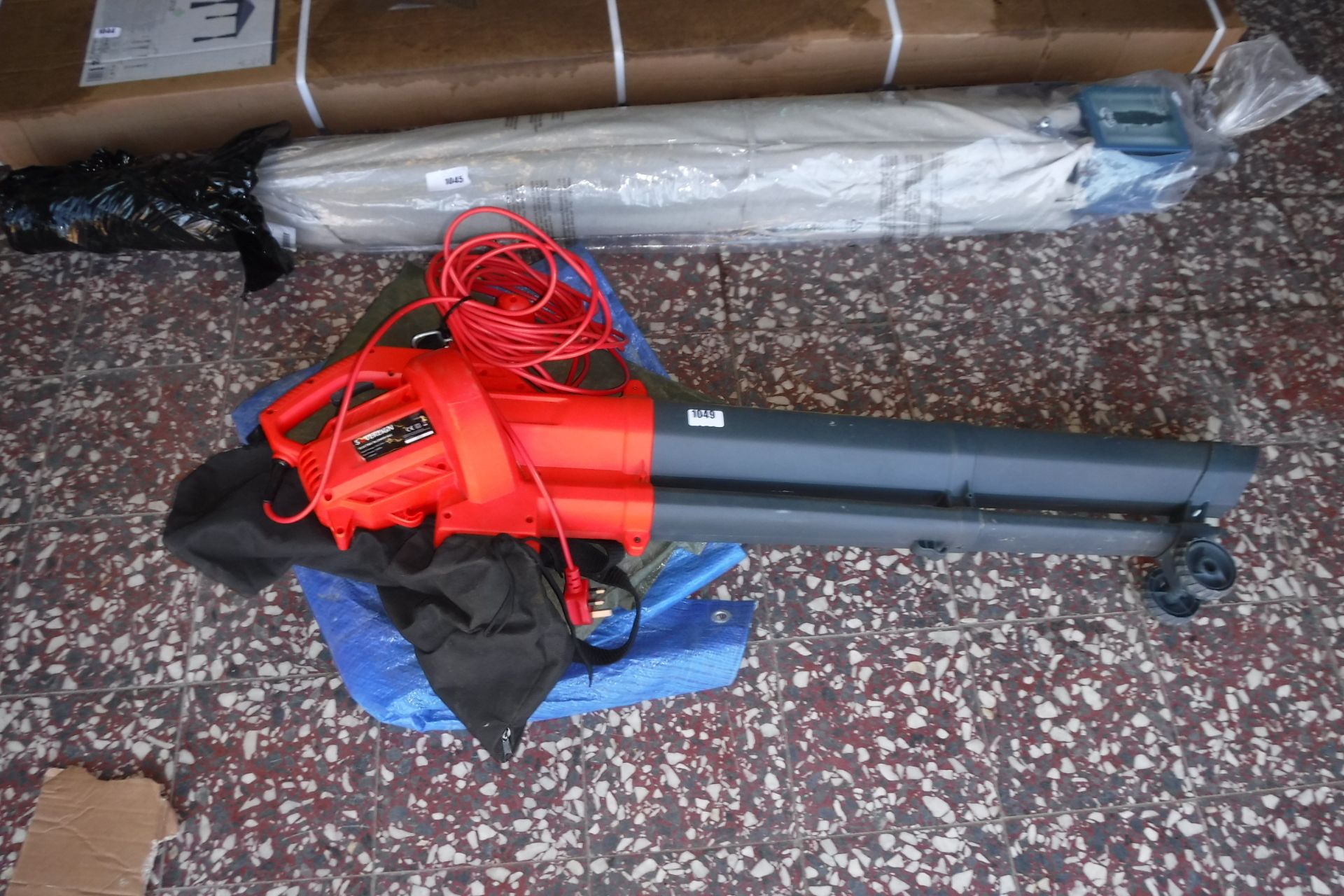 Sovereign electric blower vac and 2 tarpaulins