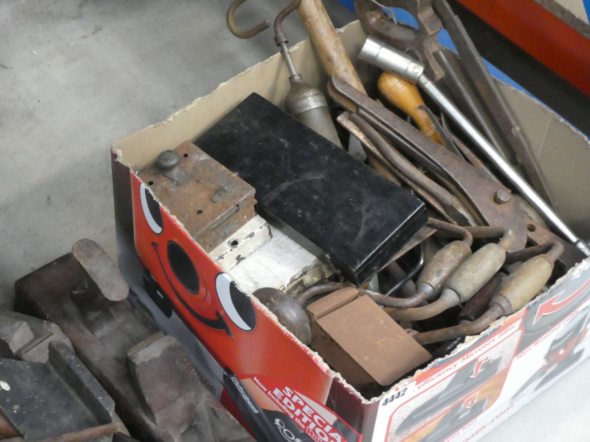 Half an underbay of vintage tools including planes, peat shovel heads, saws, hand drills, etc - Image 2 of 3