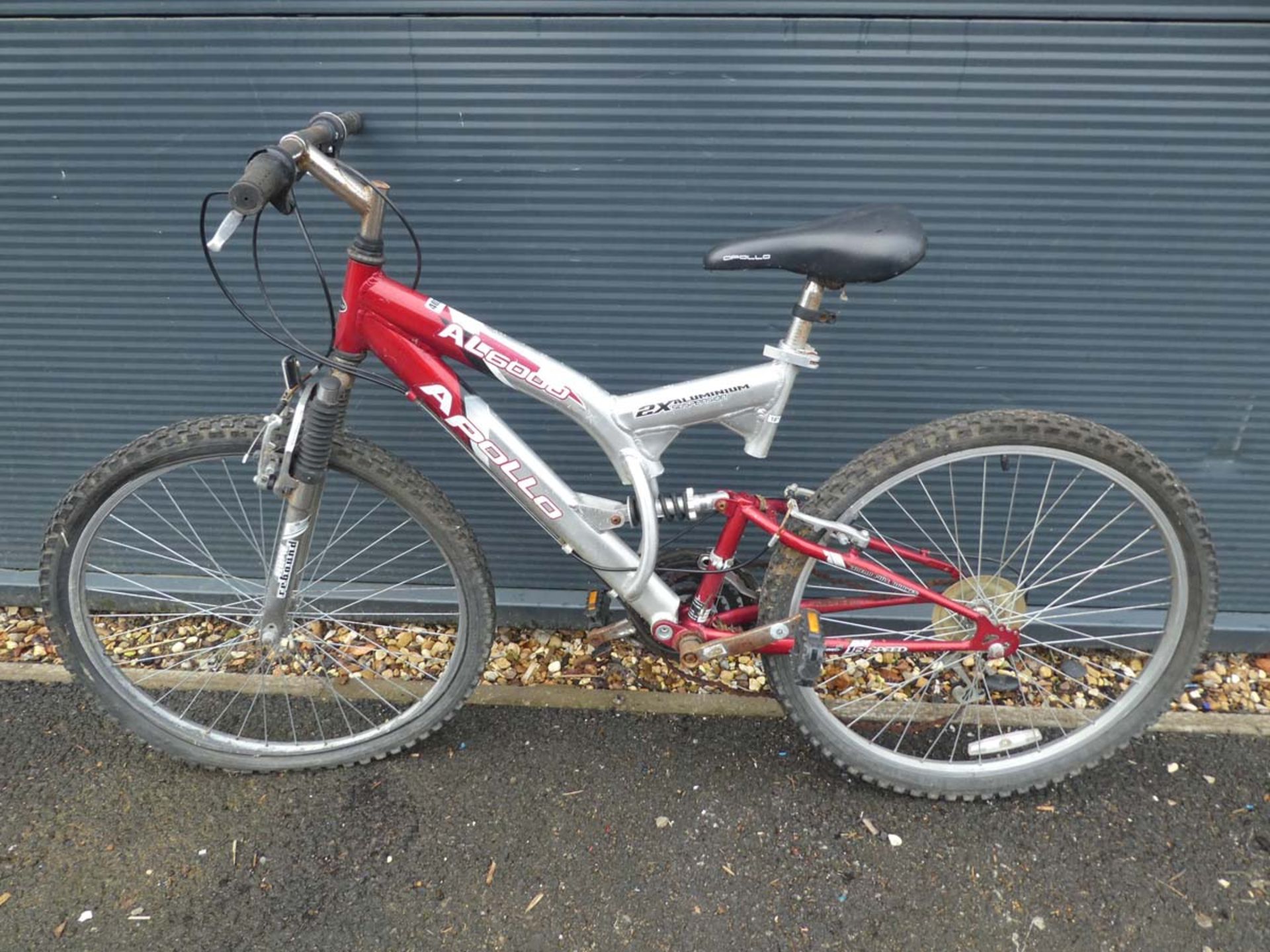 Apollo AL6000 red and silver mountain bike