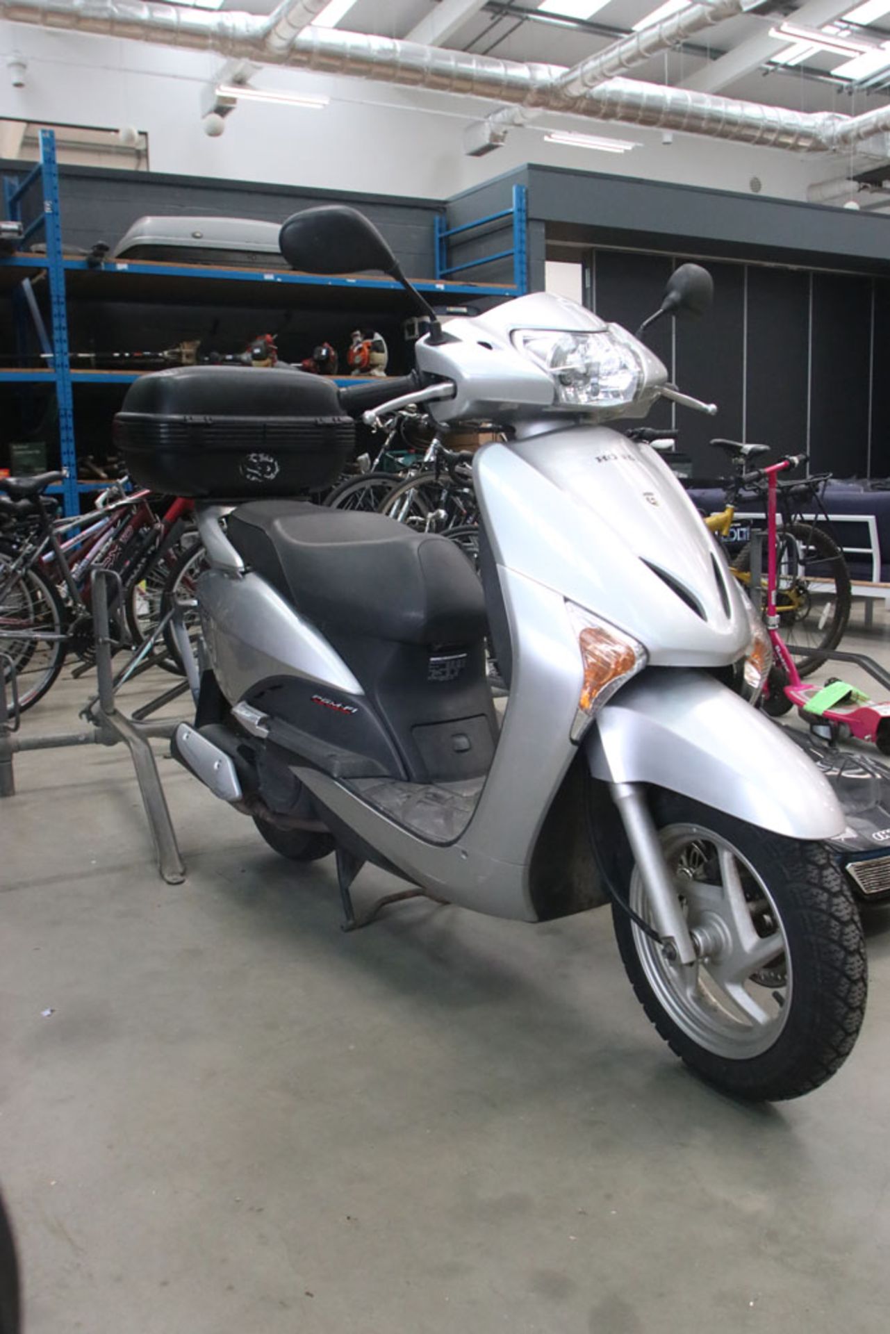 LG59 TBZ (2009) Honda LEAD NHX110 petrol 108cc powered scooter in silver, with MOT until 27/09/22
