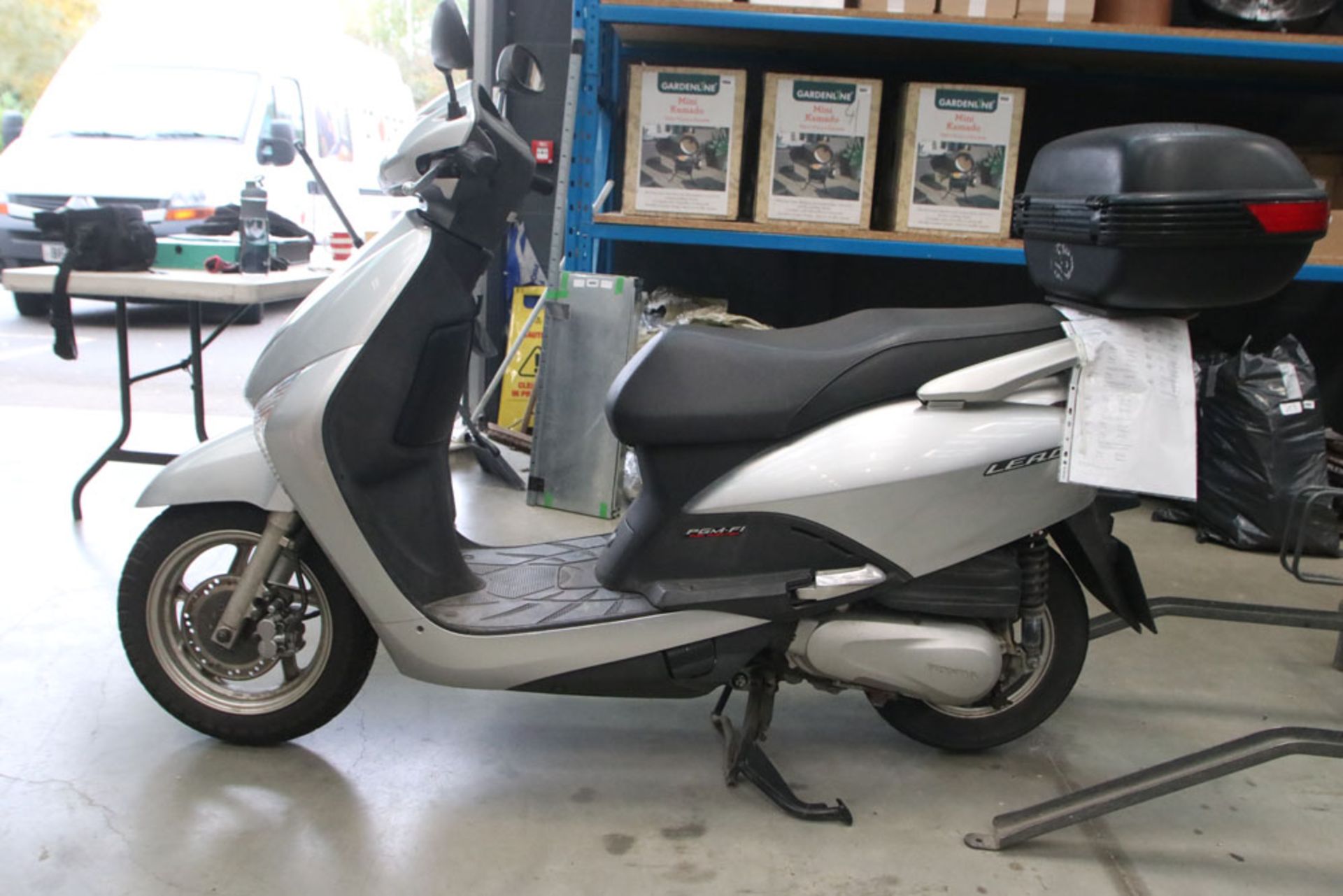 LG59 TBZ (2009) Honda LEAD NHX110 petrol 108cc powered scooter in silver, with MOT until 27/09/22 - Image 3 of 3
