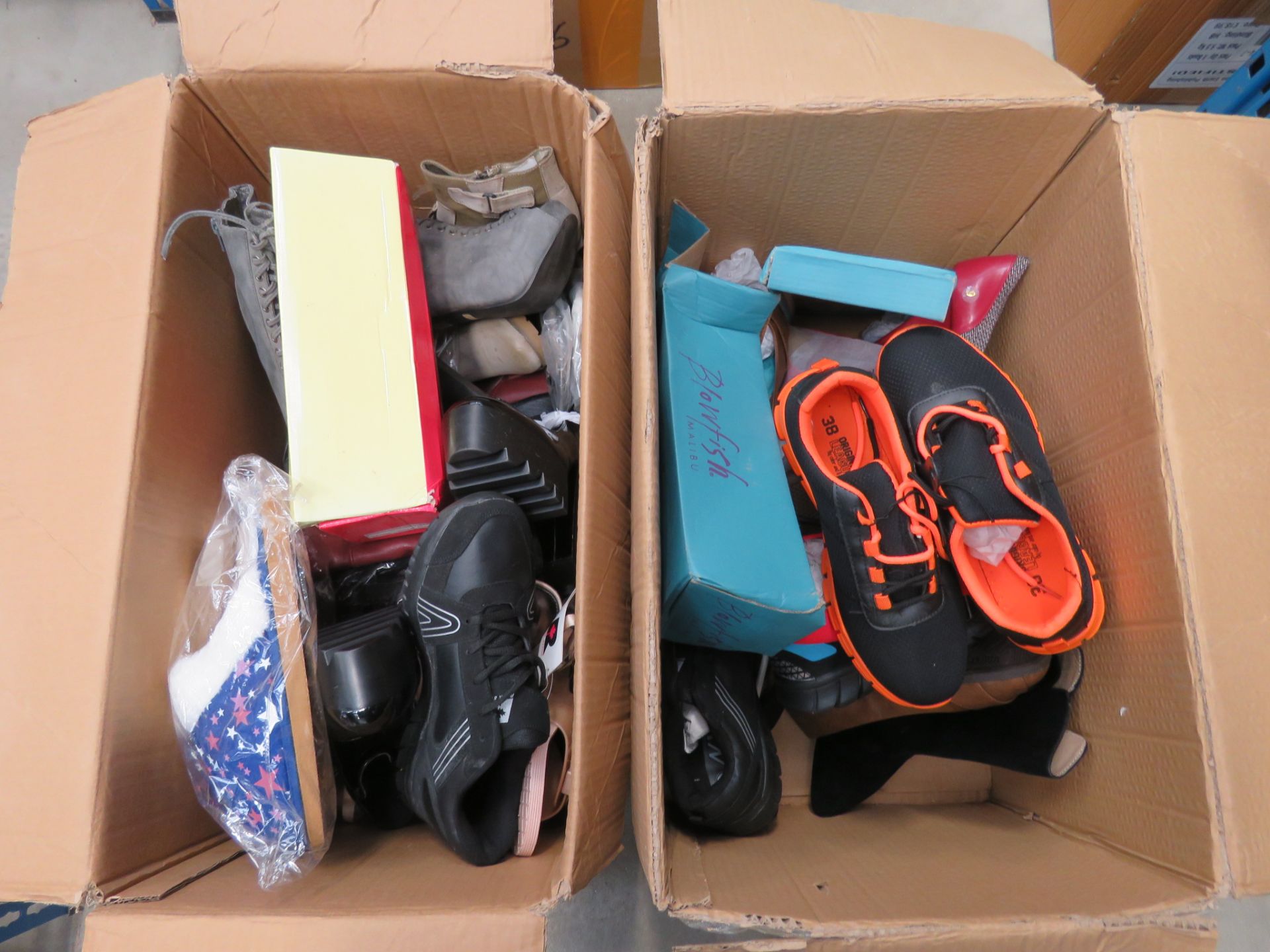 Box containing mixed shoes, slippers, children's shoes, etc