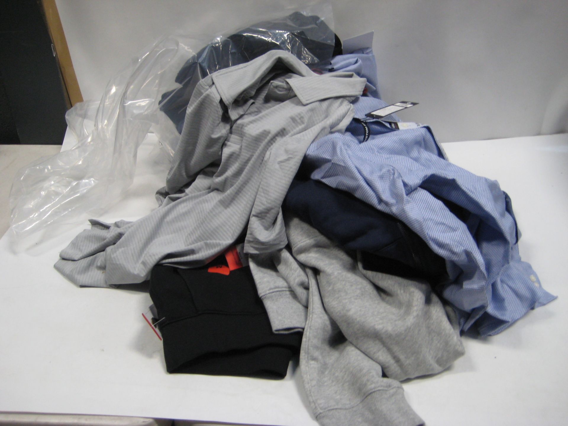 Bag of gents clothing to include polo shirts, long sleeve shirts, Nike hoodie, Fila jogging bottoms,