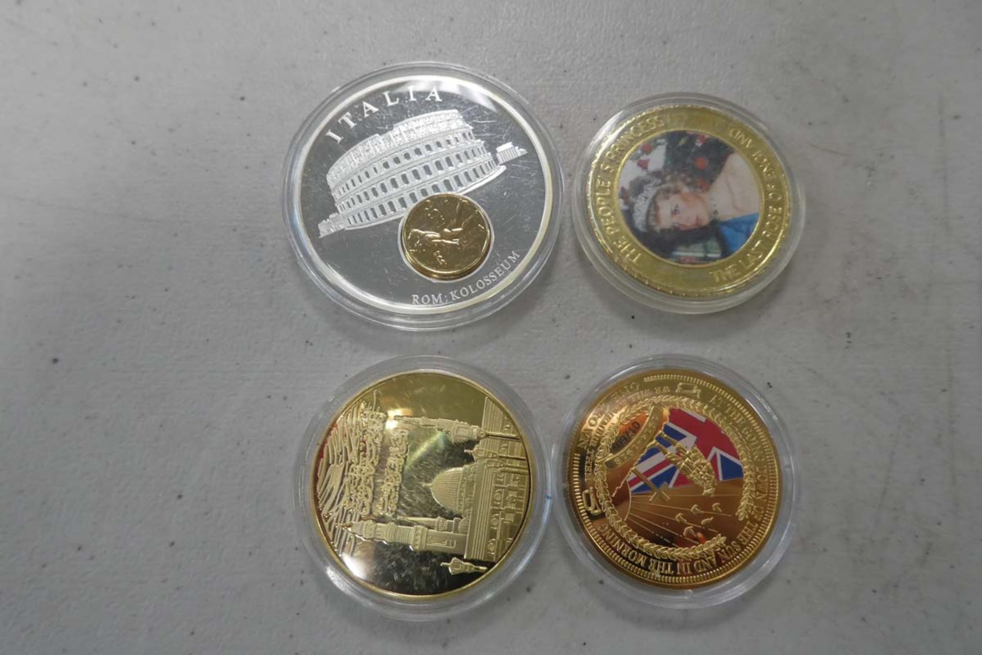 3 Various commemorative coins and an Italia Roman Colosseum commemorative coin