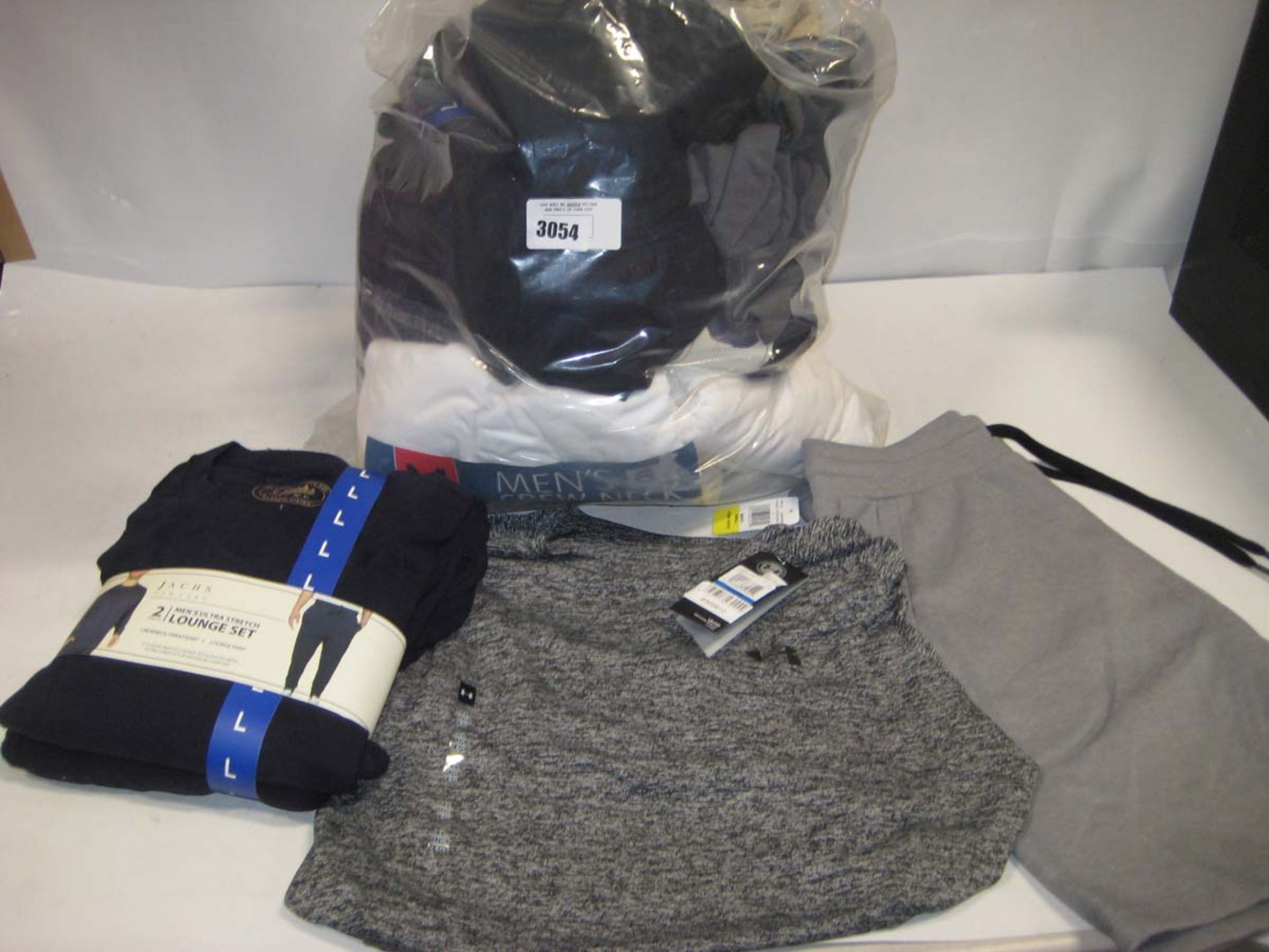 Bag of gents clothing incl. shorts, sneaker trainer socks, loungewear and t-shirts