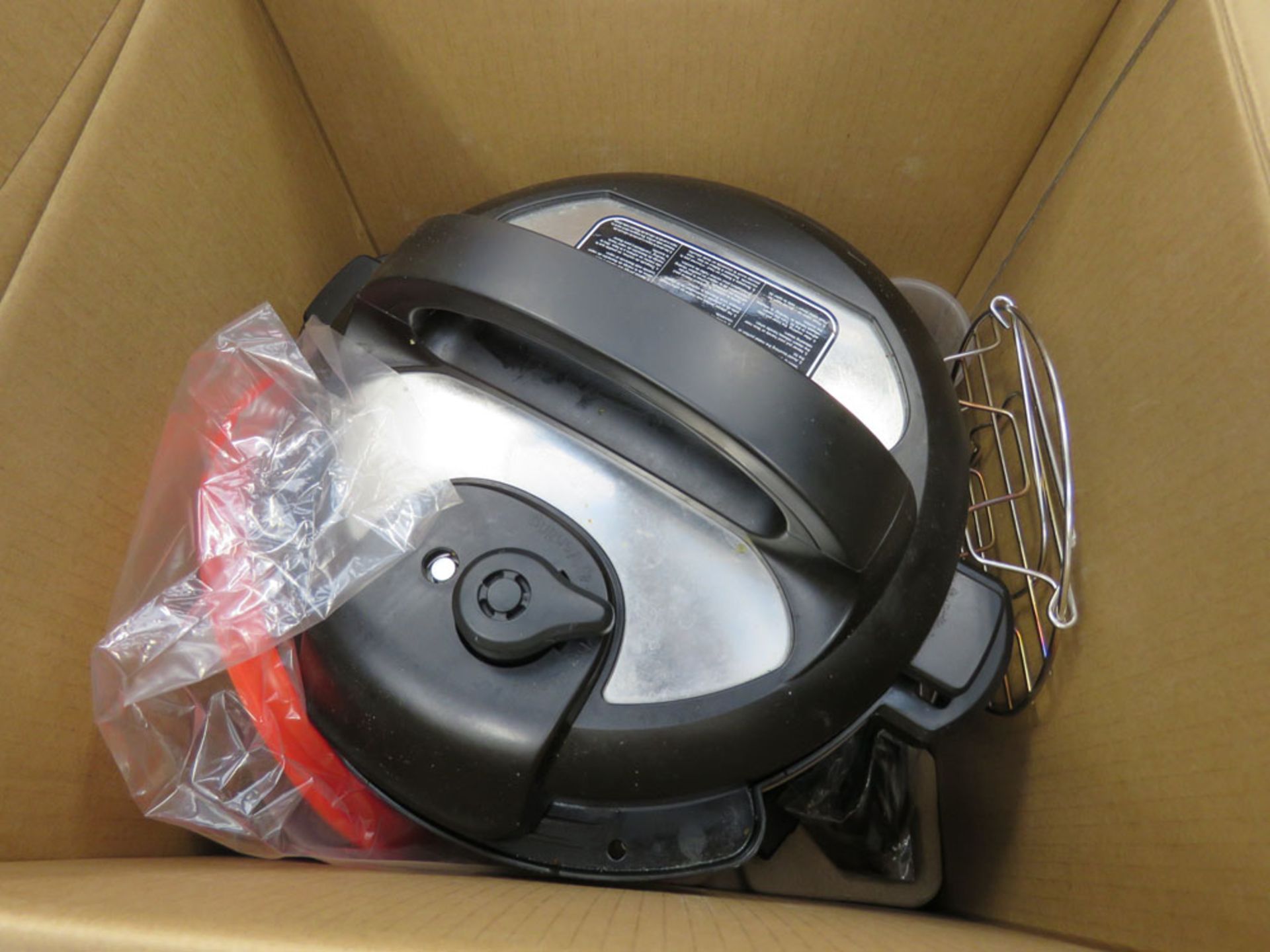 (TN68) Instant pot multi use pressure cooker with box