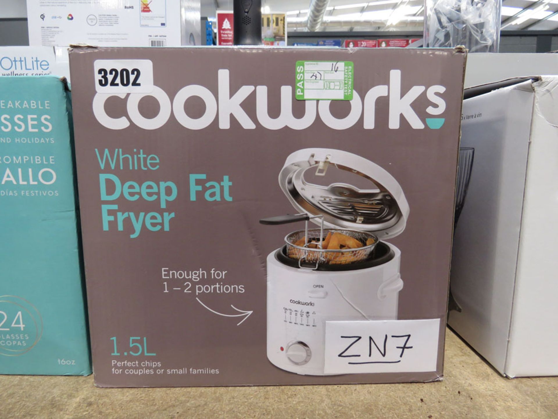 (TN16) Cookworks white deep fat fryer