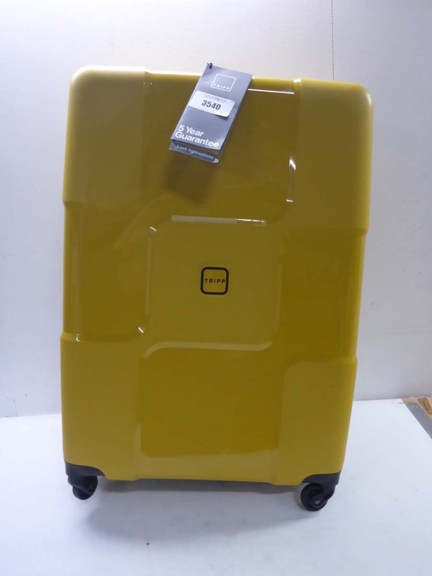 Tripp world luggage 4 wheel suitcase 77cm (one wheel damaged)