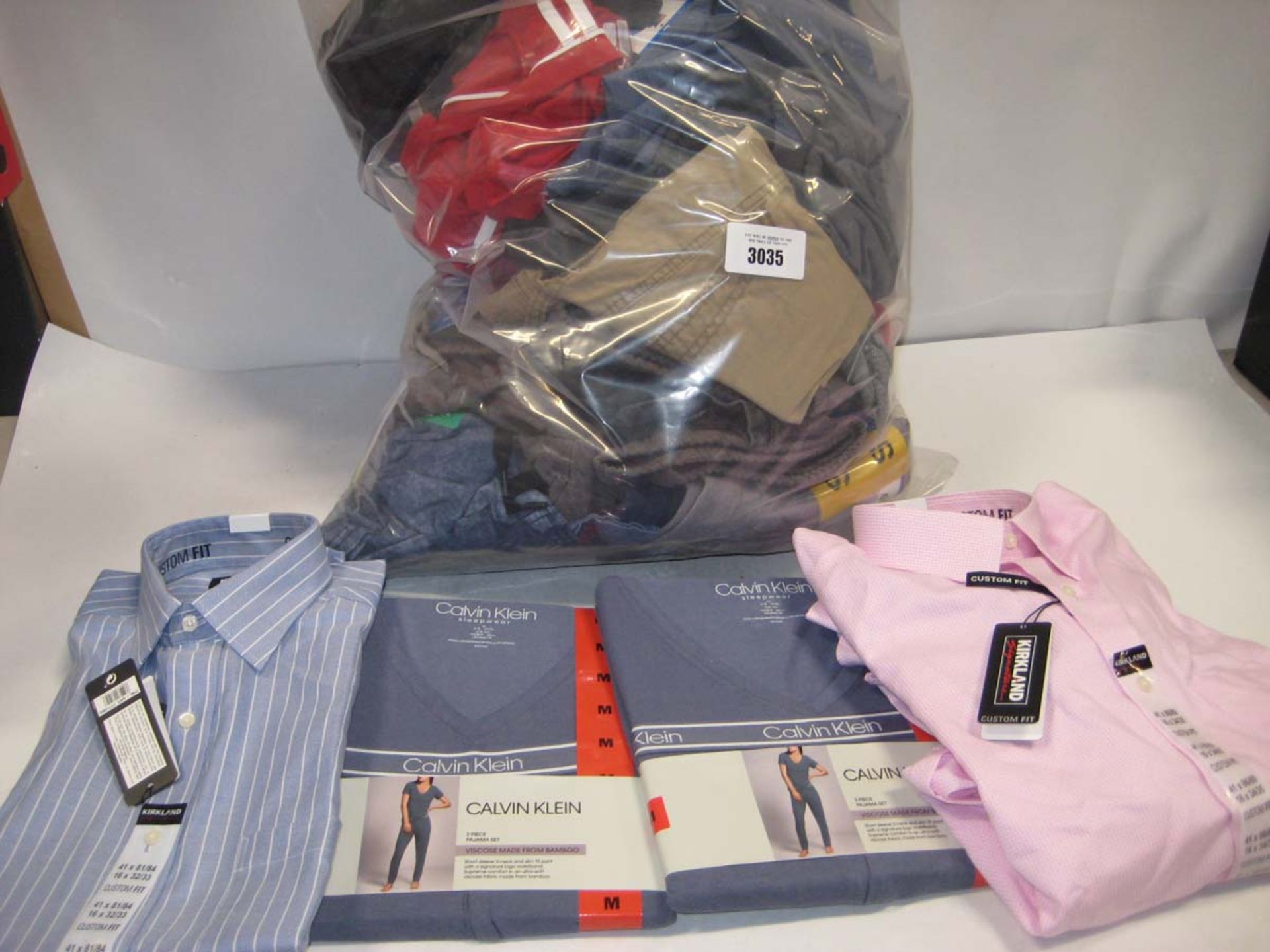 Bag containing gents and ladies clothing incl. shirts, sportswear, shorts, loungewear, etc.