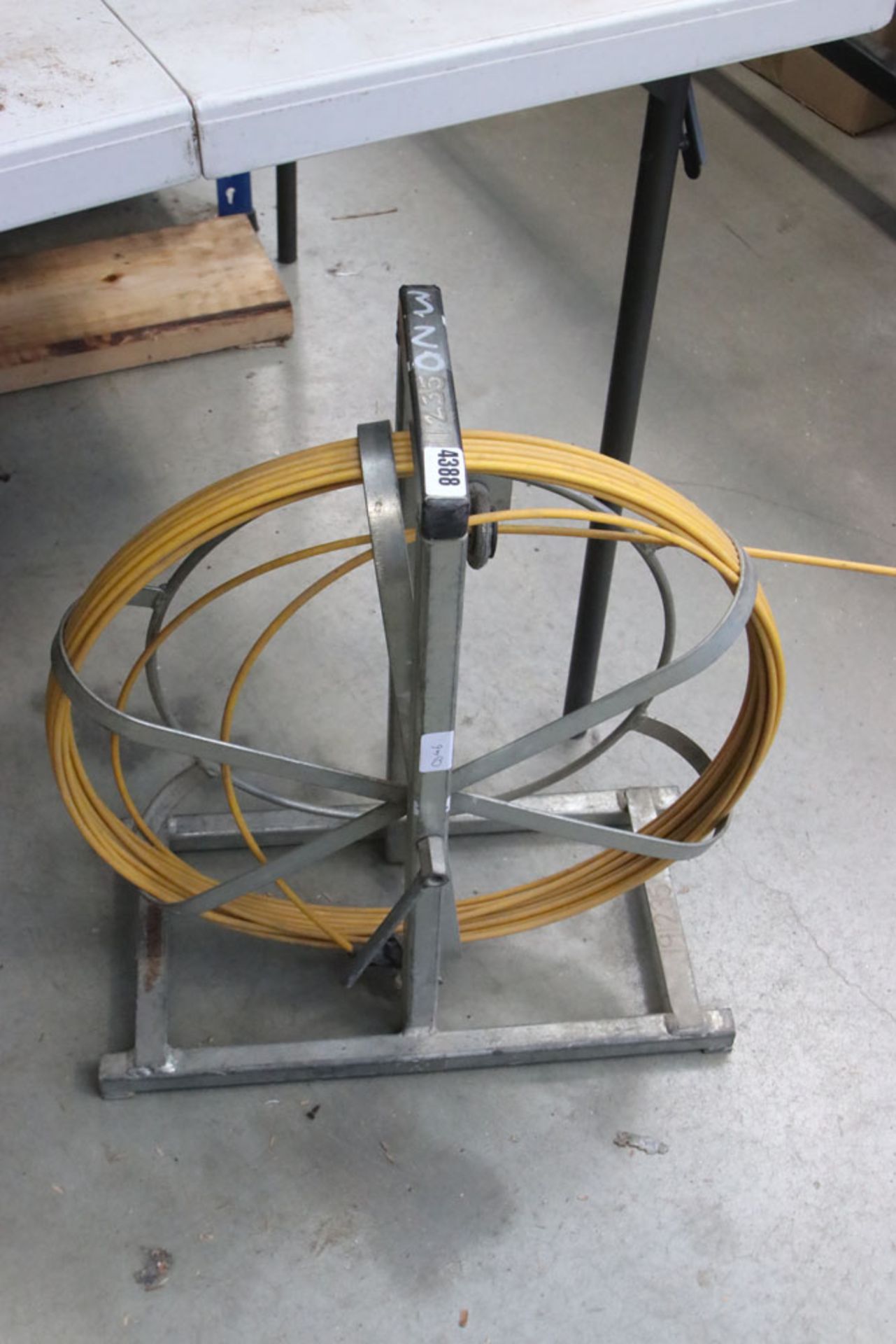 Cable feed reel