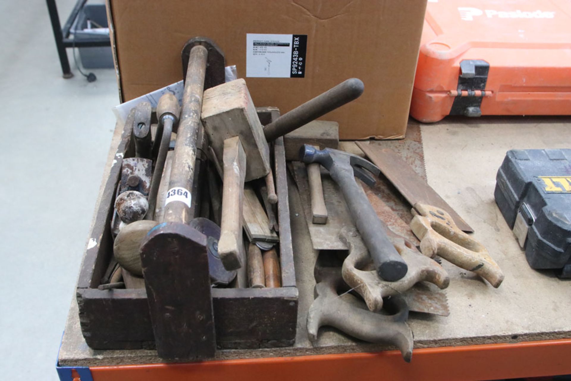 4389 Small quantity of vintage woodworking tools