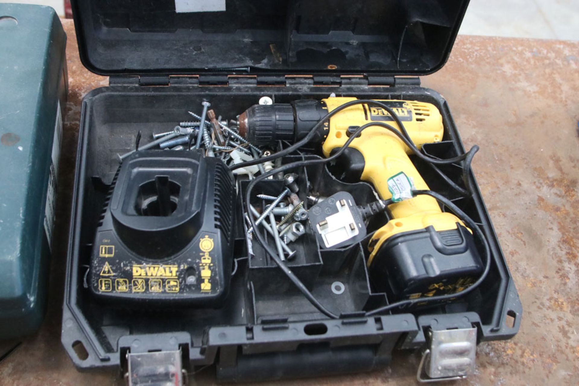 Dewalt battery drill with 1 battery and charger