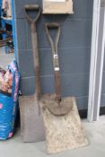 4052 - 2 vintage shovels