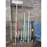 Quantity of outdoor garden tools incl. rake, shears, half moon edger, brush, speed clamp, etc.