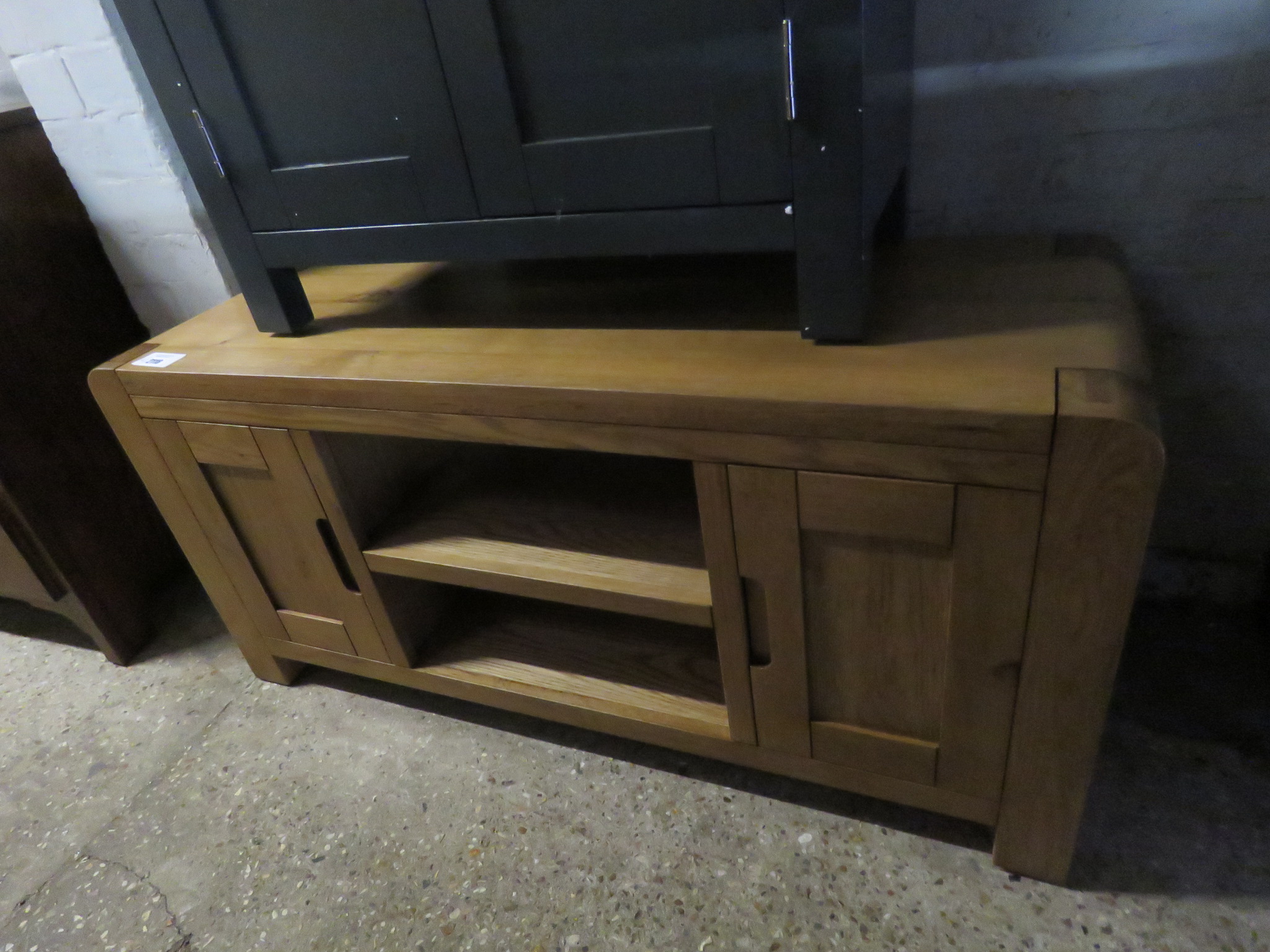 (20) Modern light oak entertainment stand with radiused corners, length 1150