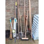 Large selection of outdoor garden tools incl. forks, spades, shears, drain rods, etc.