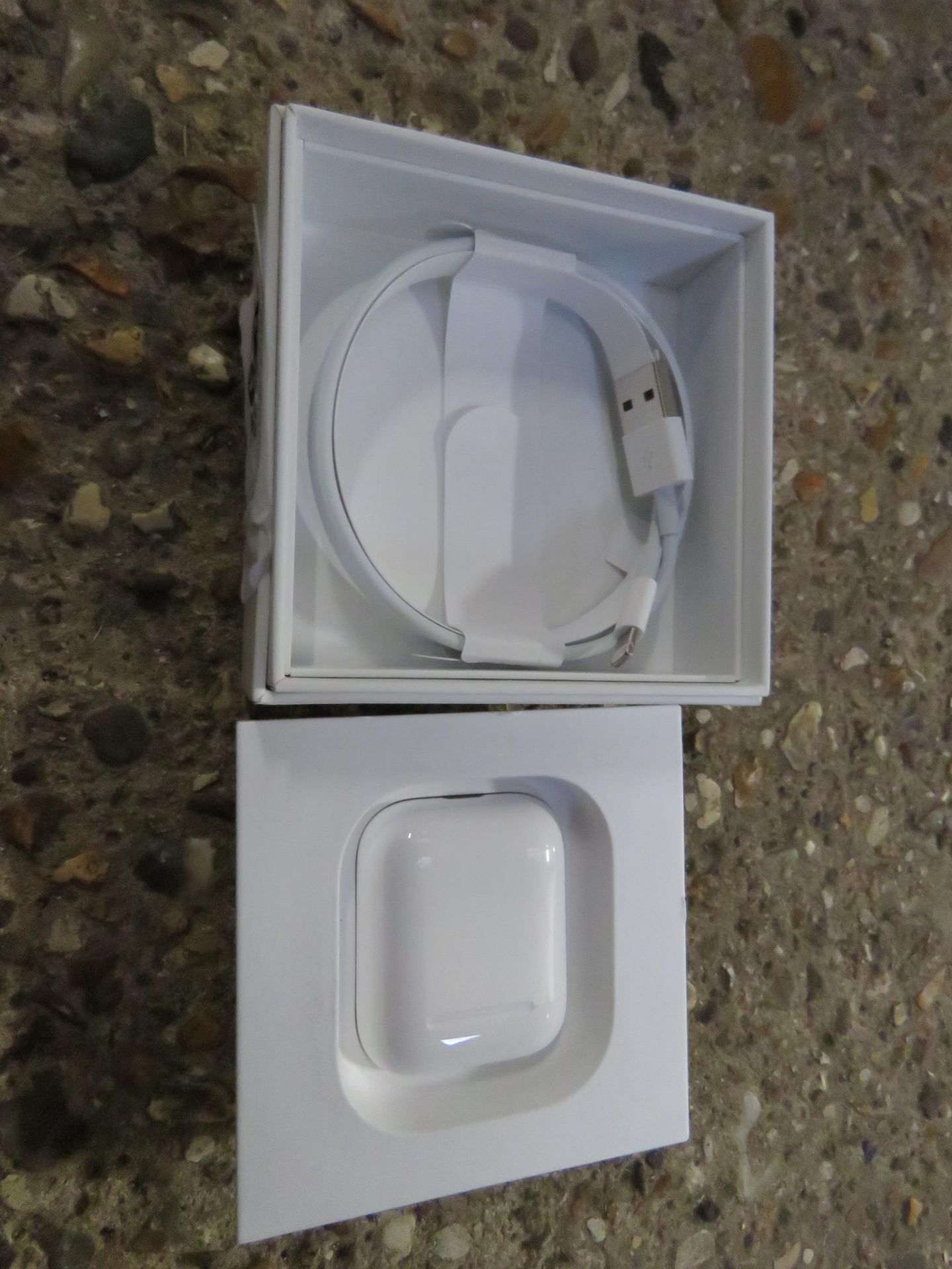 (2356) Pair of Apple AirPods with charging case