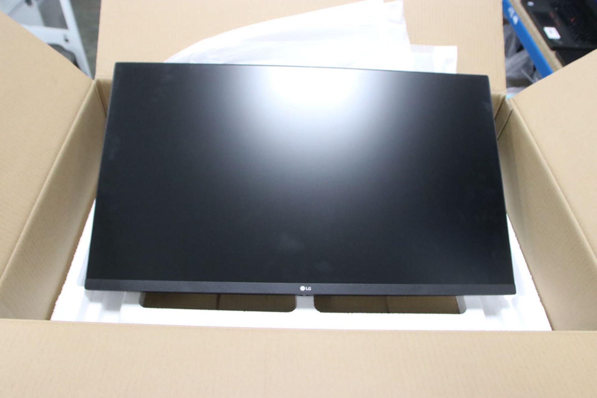 LG QHD monitor in box