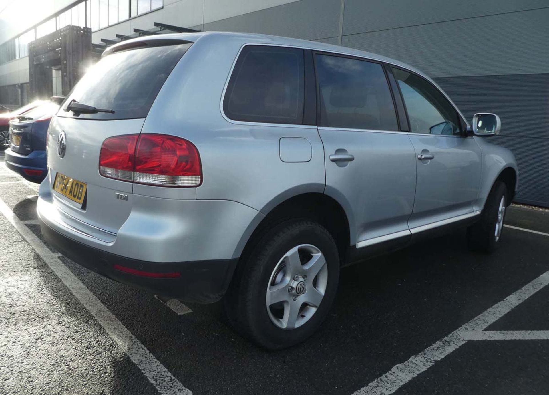 SP54 AOB (2004) Volkswagen Estate Touareg TDI in silver, 2461cc, diesel, 3 former keepers, 1 key, - Image 3 of 12