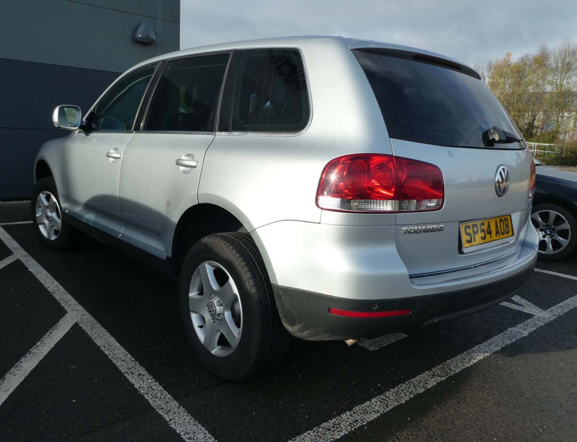 SP54 AOB (2004) Volkswagen Estate Touareg TDI in silver, 2461cc, diesel, 3 former keepers, 1 key, - Image 5 of 12