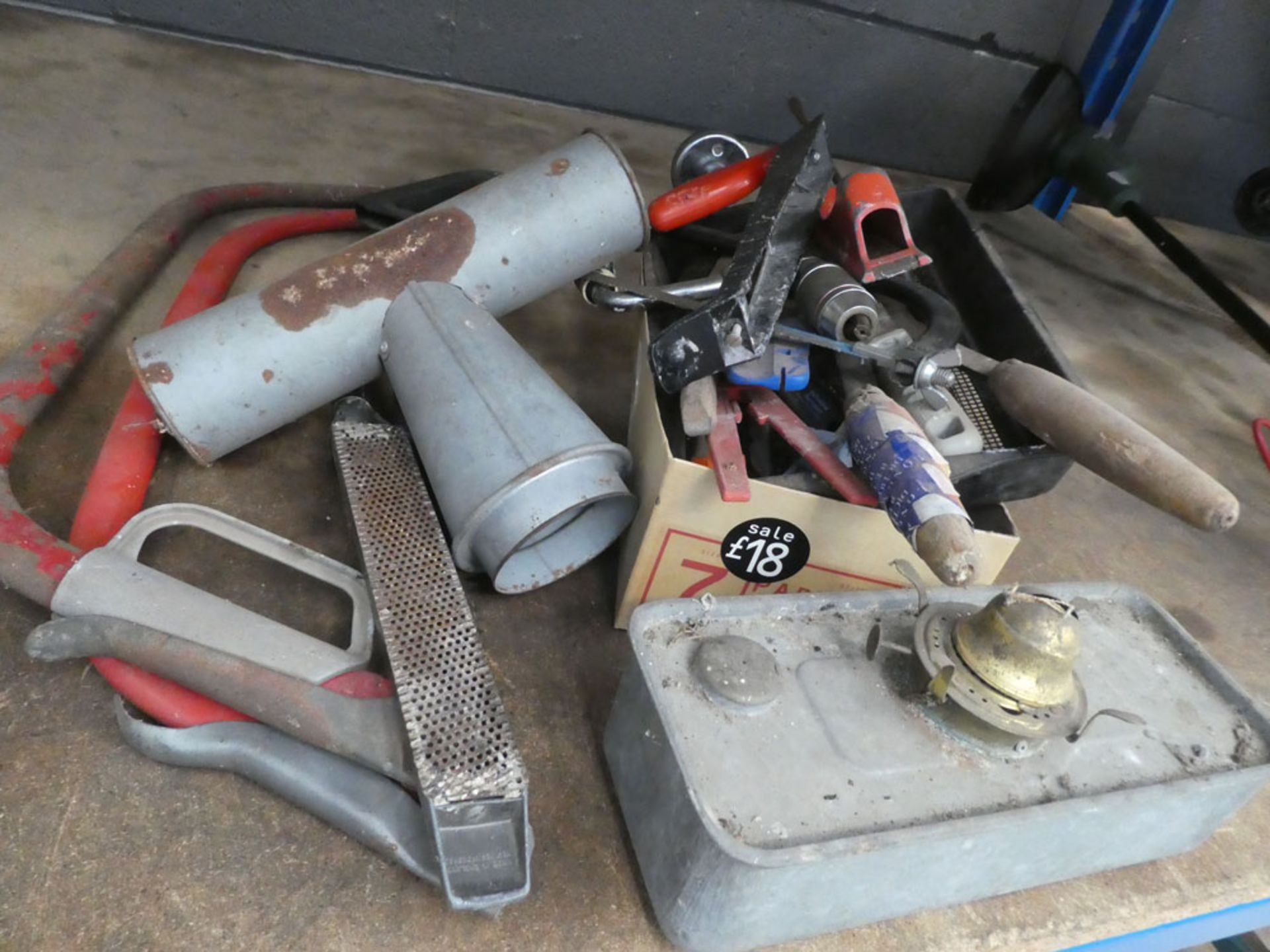 Black and Decker electric hedgecutter, chainsaw, strimmer, and various other handtools - Image 3 of 3