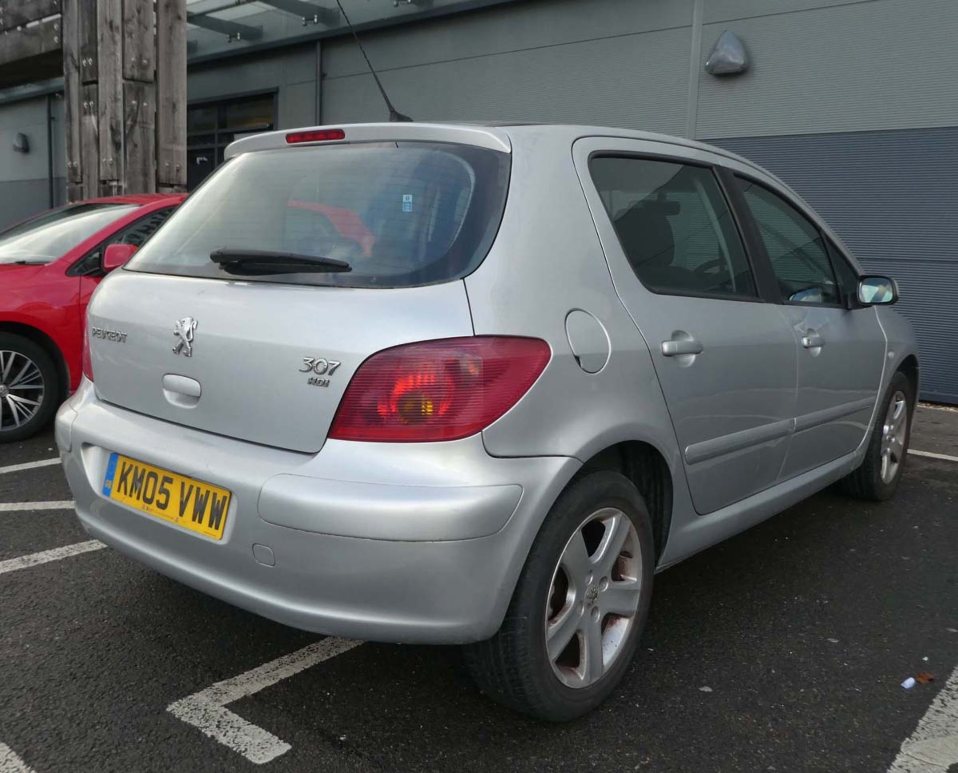 KM05 VWW (2005) Peugeot 307 in silver, 1560cc, diesel, 4 former keepers, 1 key, first registered - Image 3 of 10