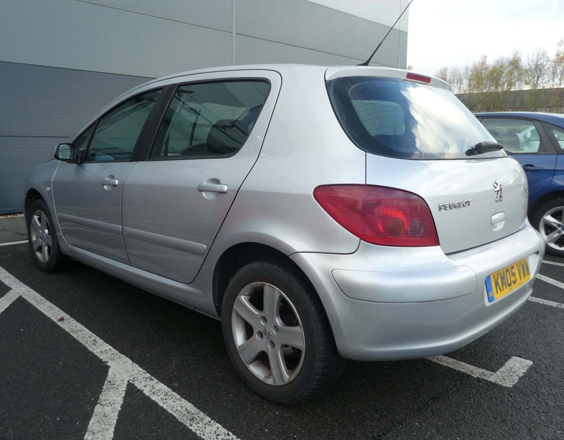 KM05 VWW (2005) Peugeot 307 in silver, 1560cc, diesel, 4 former keepers, 1 key, first registered - Image 4 of 10