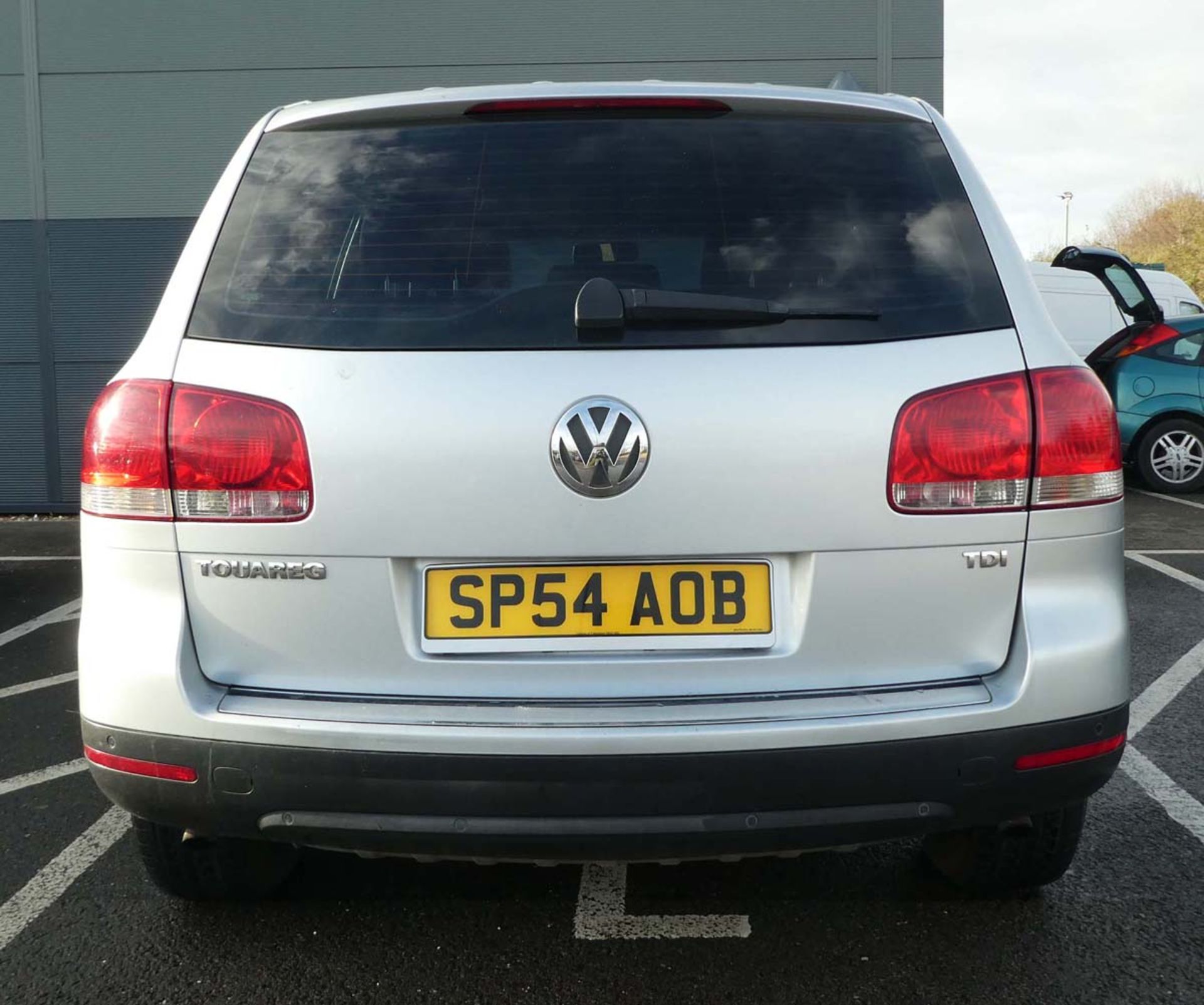 SP54 AOB (2004) Volkswagen Estate Touareg TDI in silver, 2461cc, diesel, 3 former keepers, 1 key, - Image 4 of 12