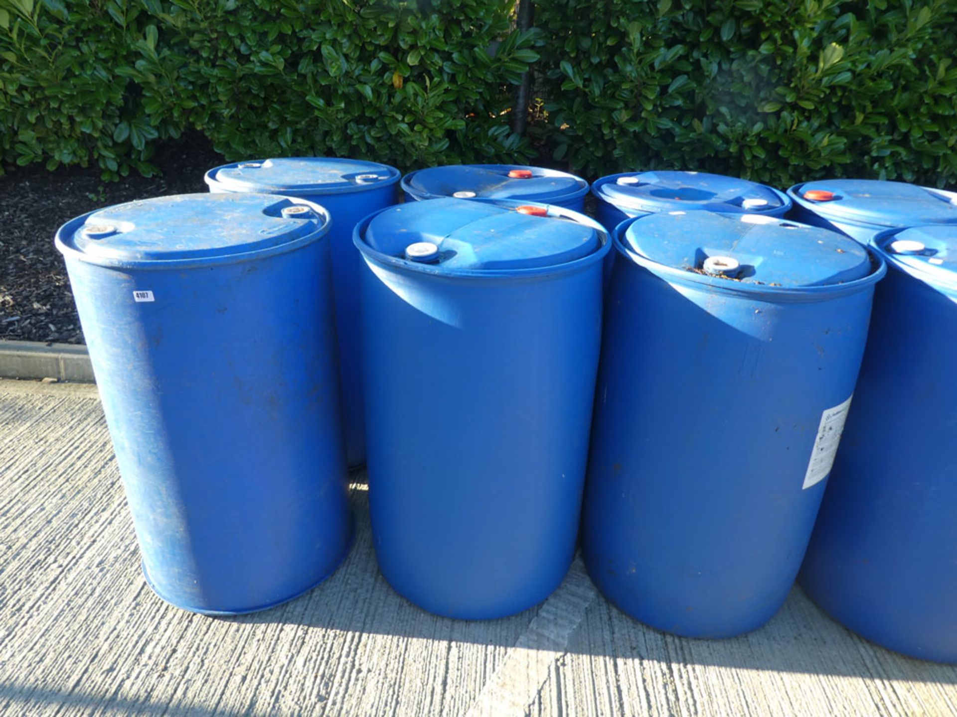 6 plastic storage barrels