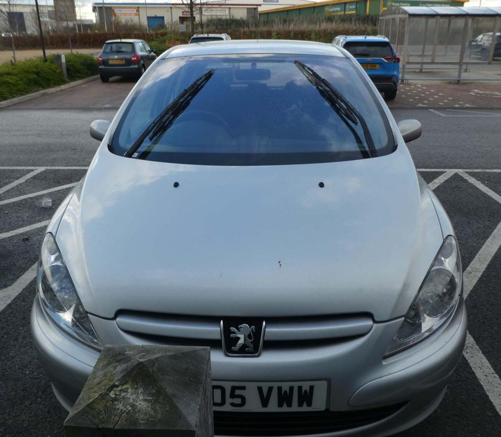 KM05 VWW (2005) Peugeot 307 in silver, 1560cc, diesel, 4 former keepers, 1 key, first registered - Image 10 of 10