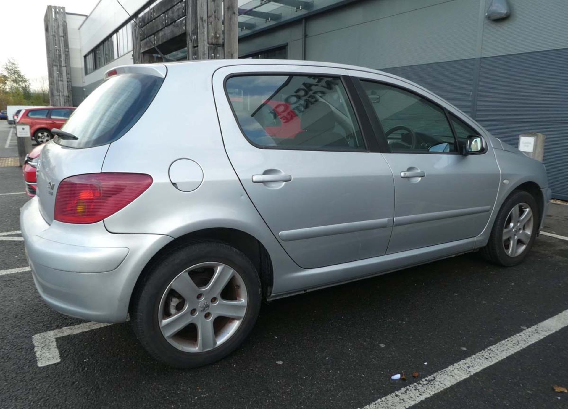 KM05 VWW (2005) Peugeot 307 in silver, 1560cc, diesel, 4 former keepers, 1 key, first registered - Image 9 of 10