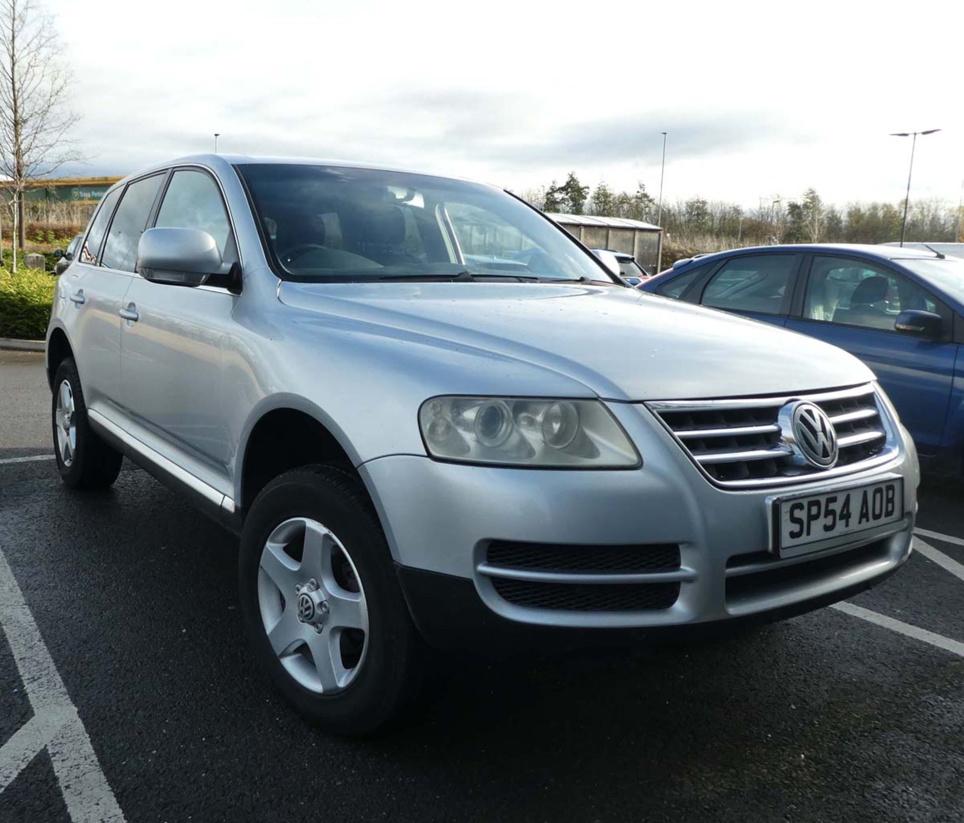 SP54 AOB (2004) Volkswagen Estate Touareg TDI in silver, 2461cc, diesel, 3 former keepers, 1 key, - Image 2 of 12