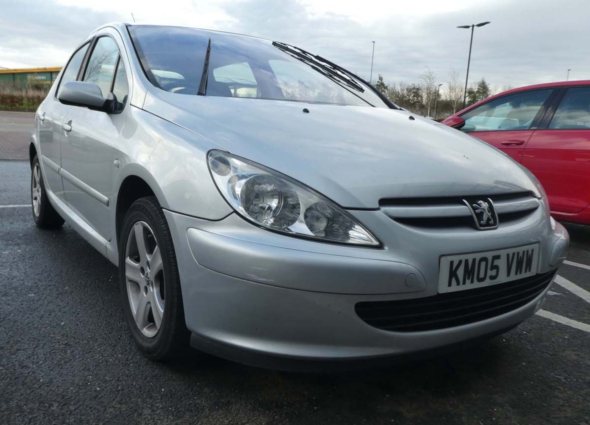 KM05 VWW (2005) Peugeot 307 in silver, 1560cc, diesel, 4 former keepers, 1 key, first registered - Image 2 of 10