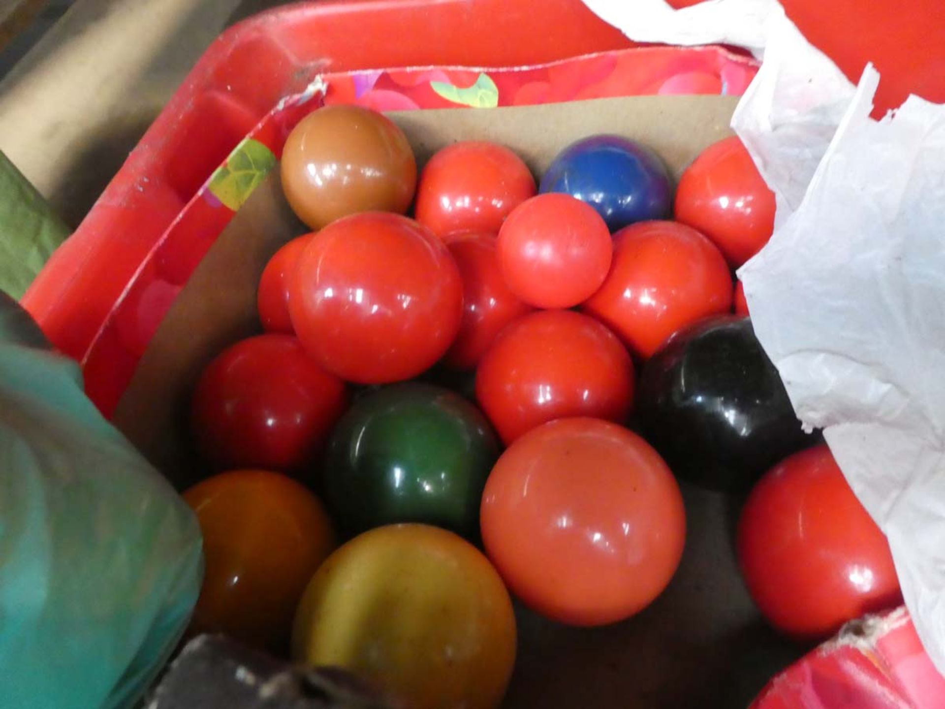 Half a shelf containing assorted bowls - Image 4 of 5