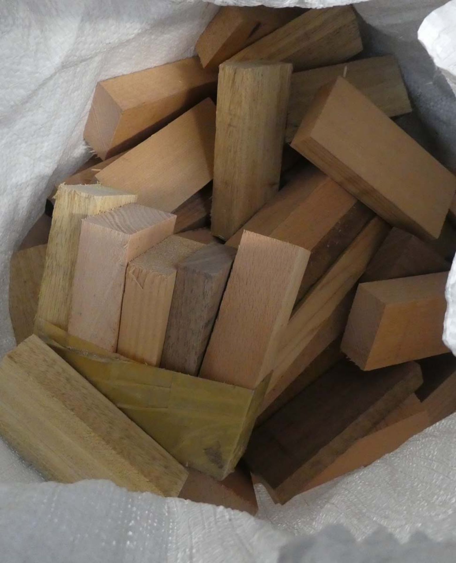 4 bags and a large blue water butt type container of wooden offcuts - Image 2 of 2