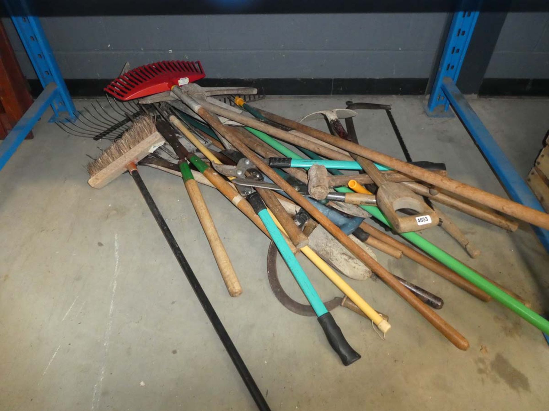 Underbay of assorted tools