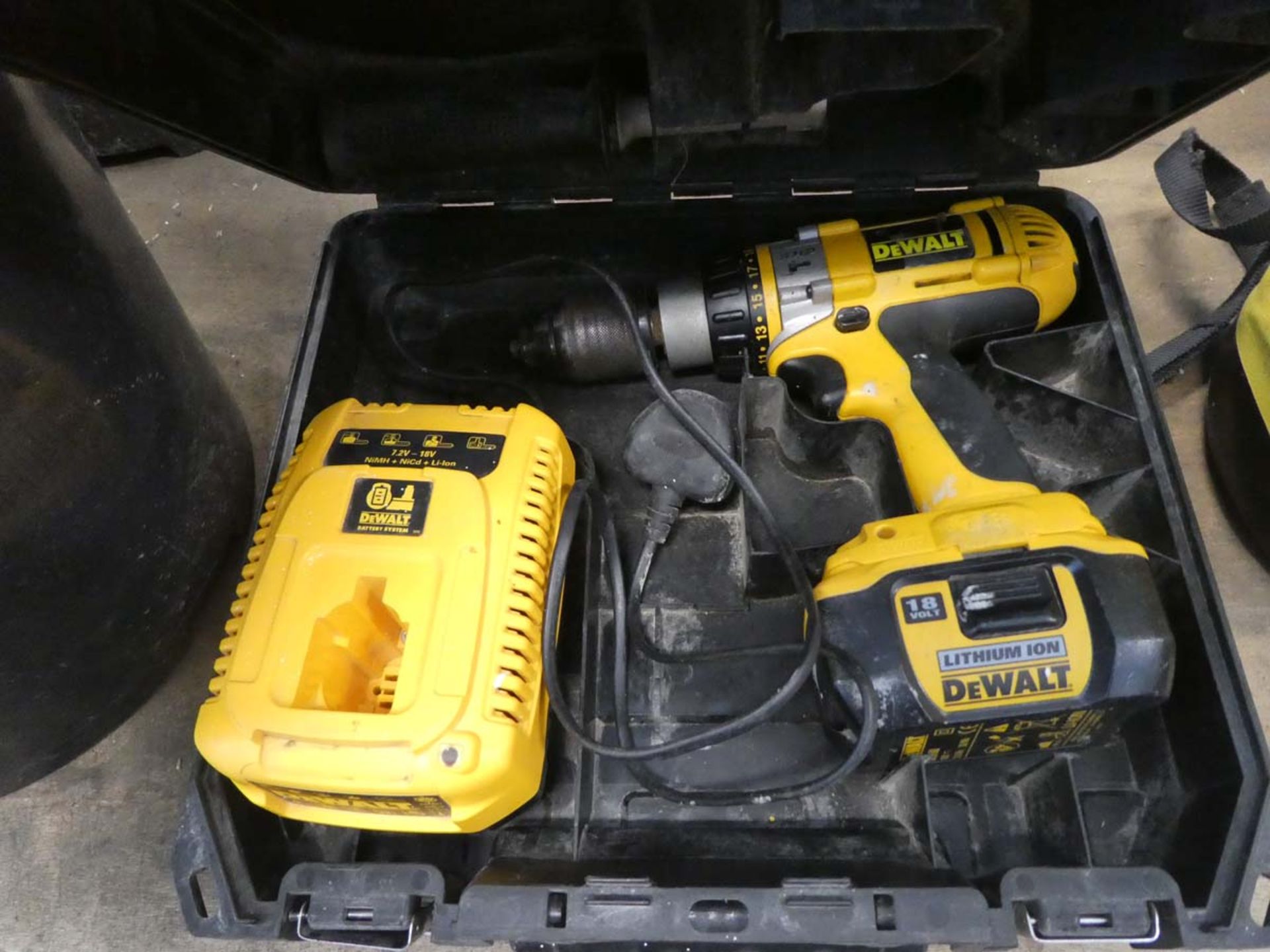 Dewalt 18v battery drill with 1 battery and charger