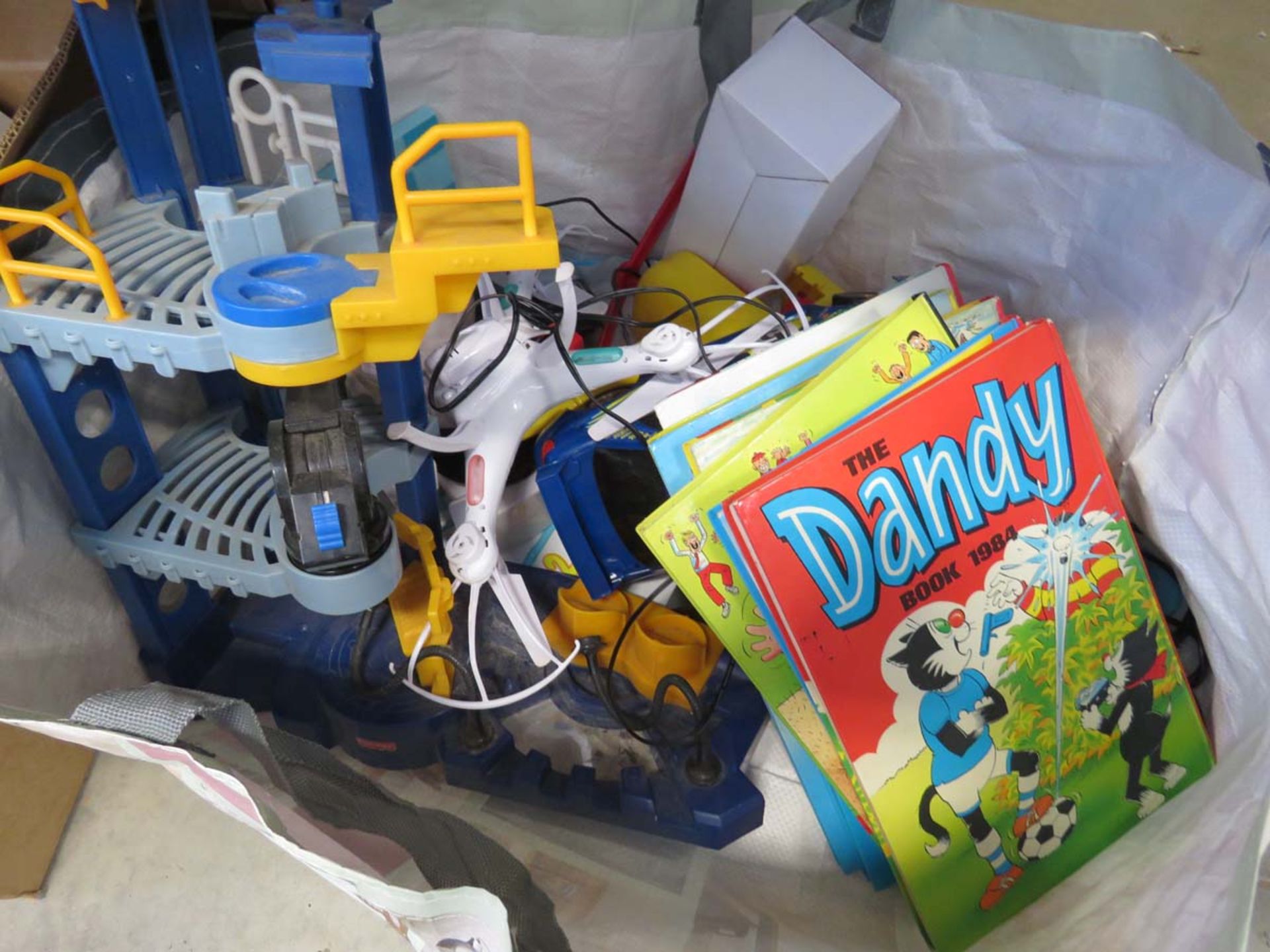 Bag containing Dandy and other annuals plus childrens toys