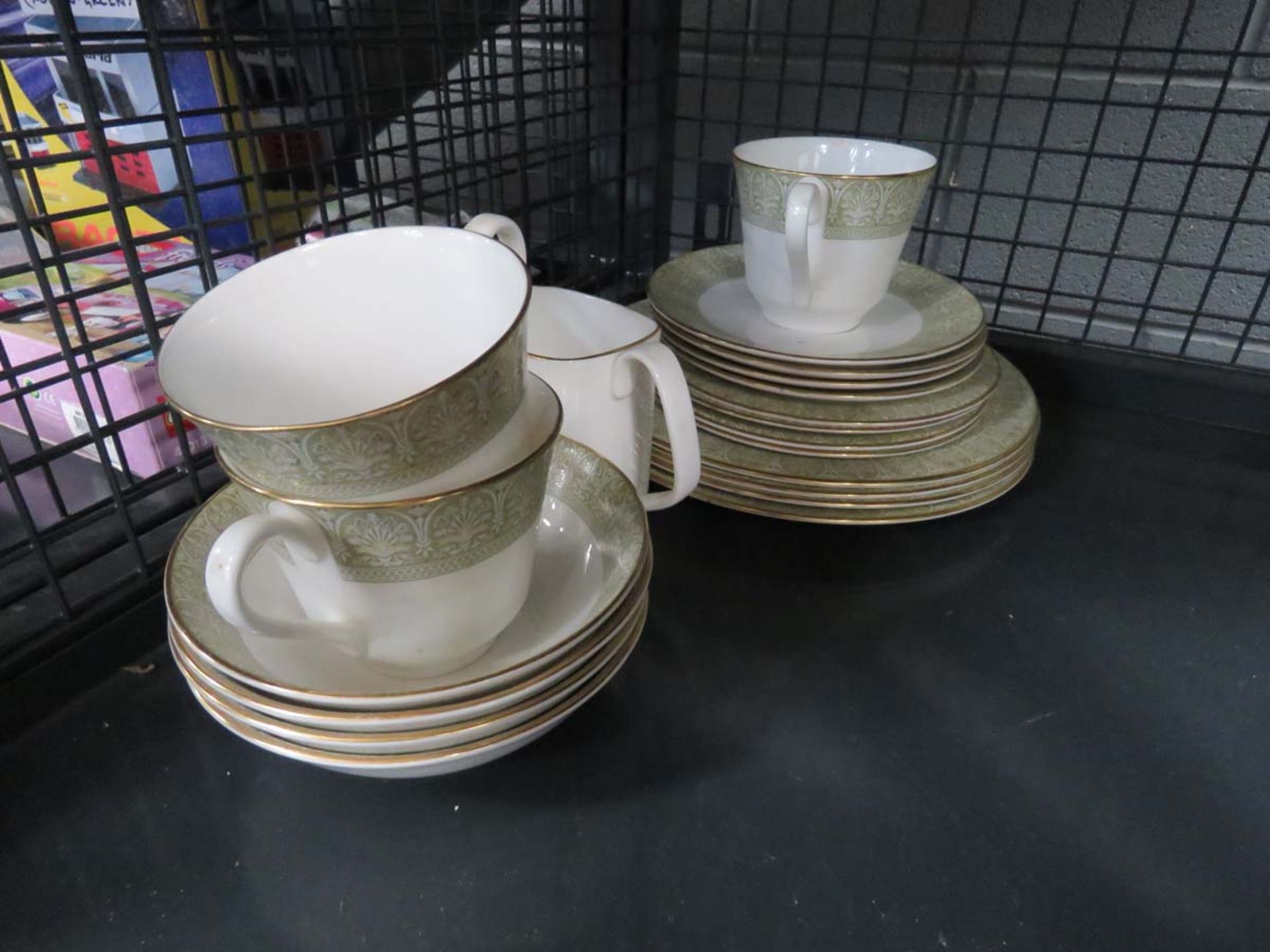 Quantity of Royal Doulton Sonnet patterned crockery