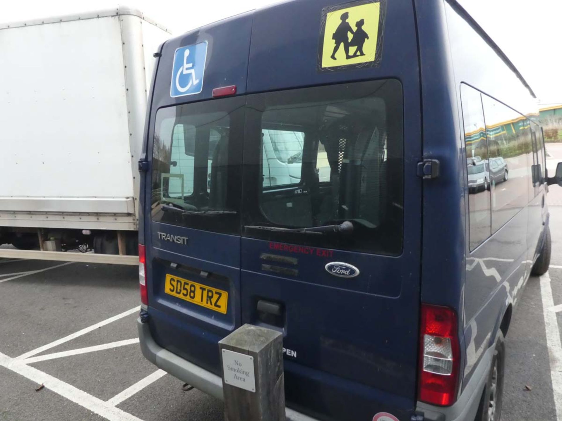 SD58 TRZ (2008) Ford Transit 100 T370 15S RWD medium wheelbase 12 seater 2402cc diesel minibus - Image 4 of 10