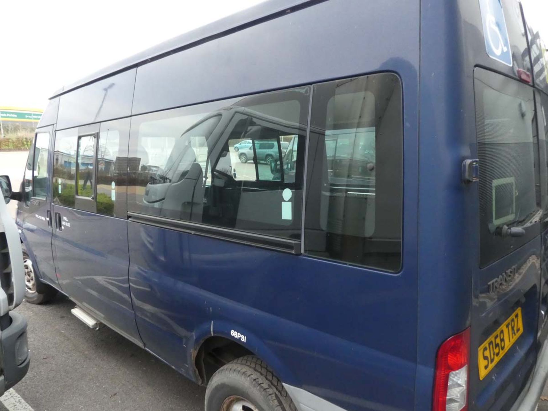 SD58 TRZ (2008) Ford Transit 100 T370 15S RWD medium wheelbase 12 seater 2402cc diesel minibus - Image 5 of 10