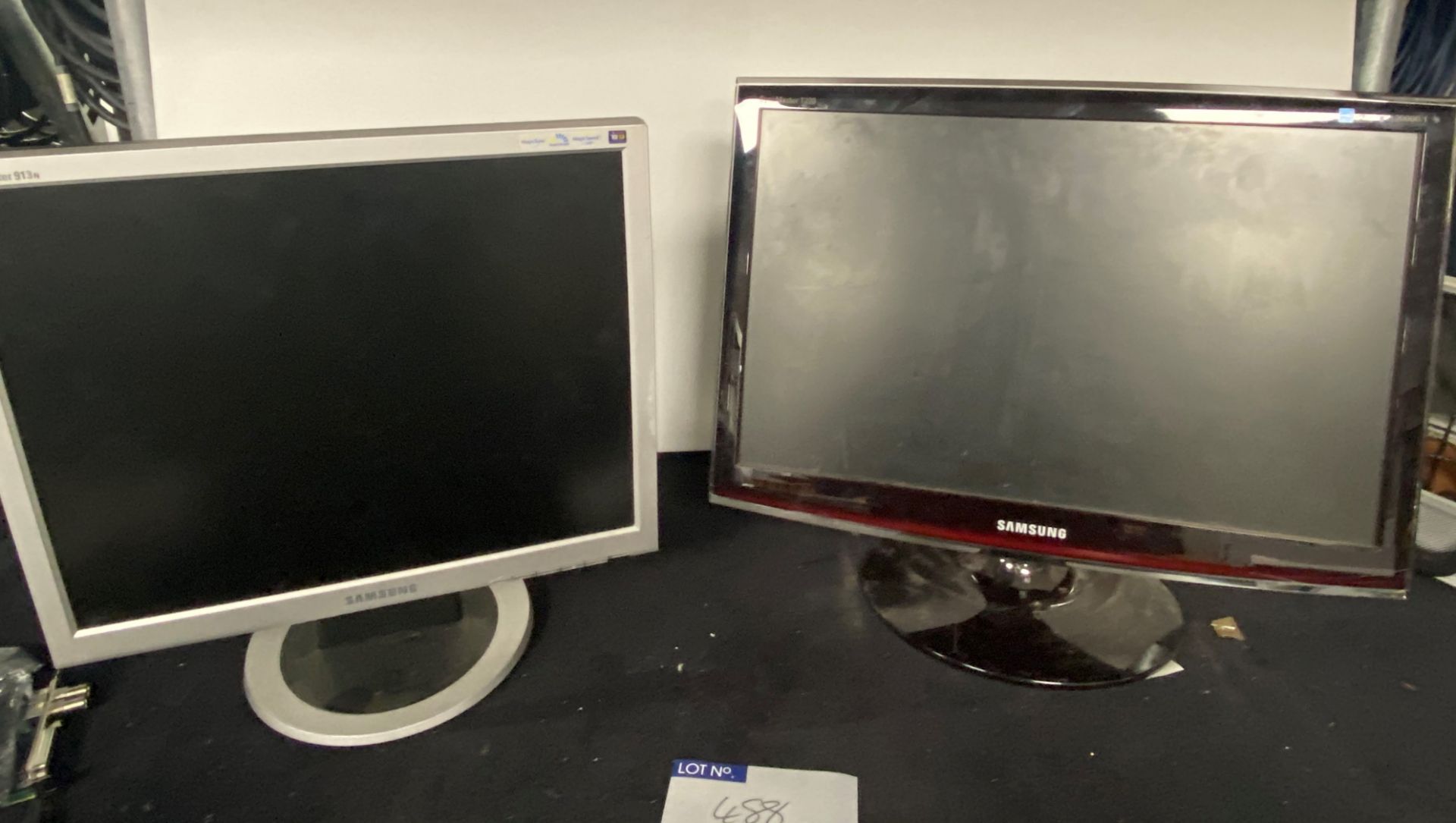 2 Samsung SyncMaster Monitors: 913N; T220 (not tested).