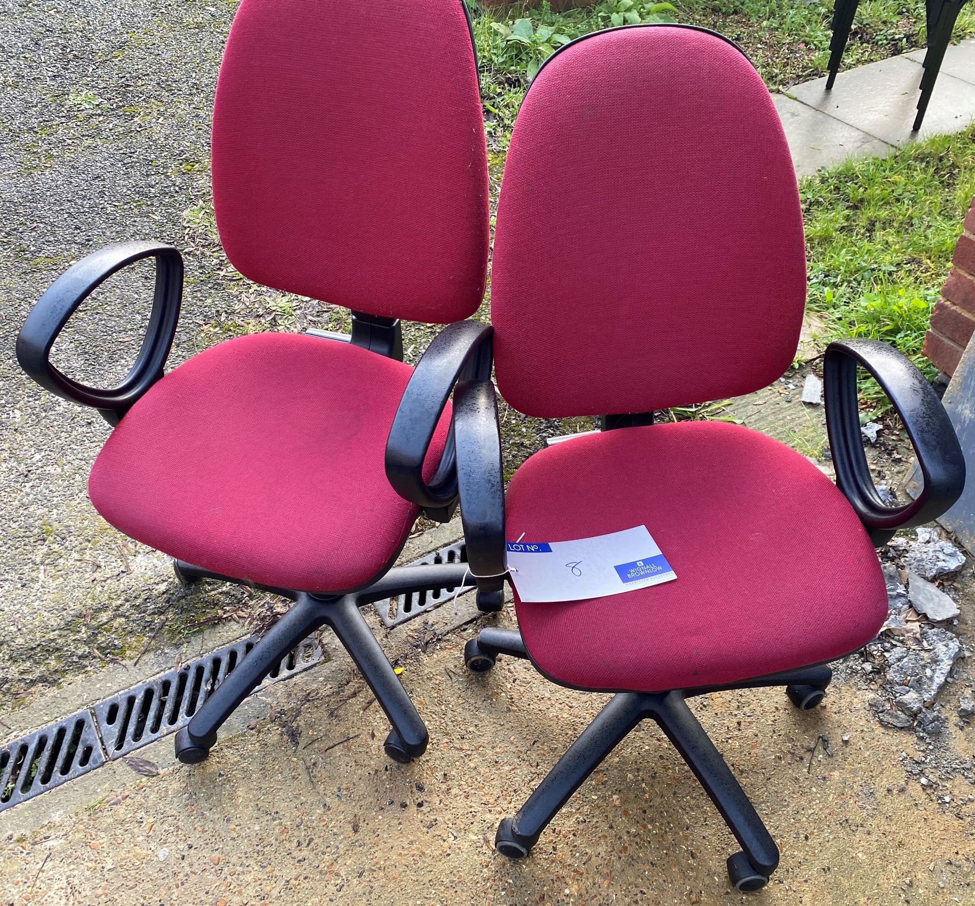 2 Swivel Armchairs (scarlet).