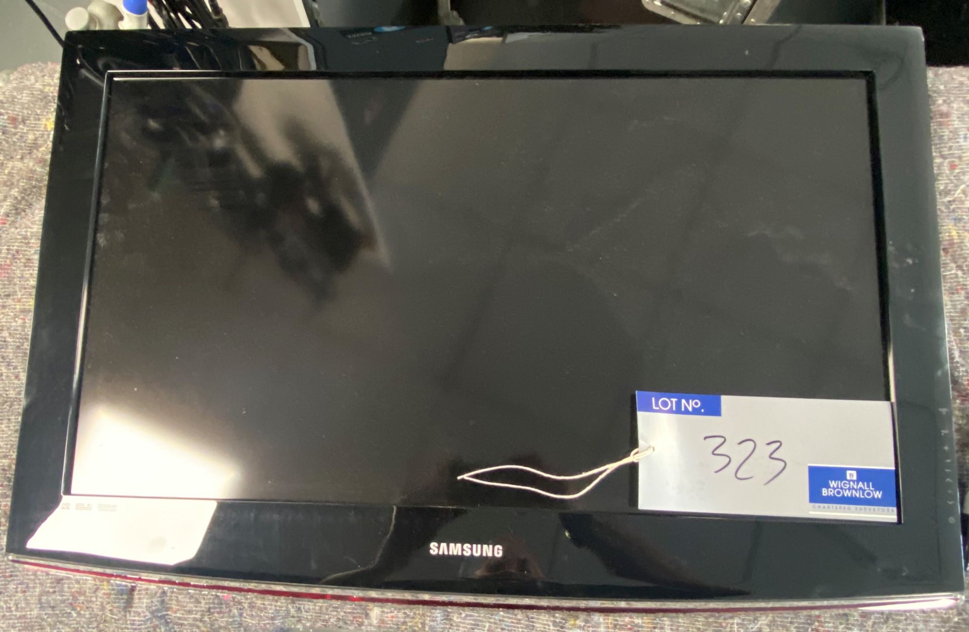 A Samsung LE26R87BD 26in Television (scratch to screen); 2 Samsung LE32B450C Televisions (not - Image 4 of 6