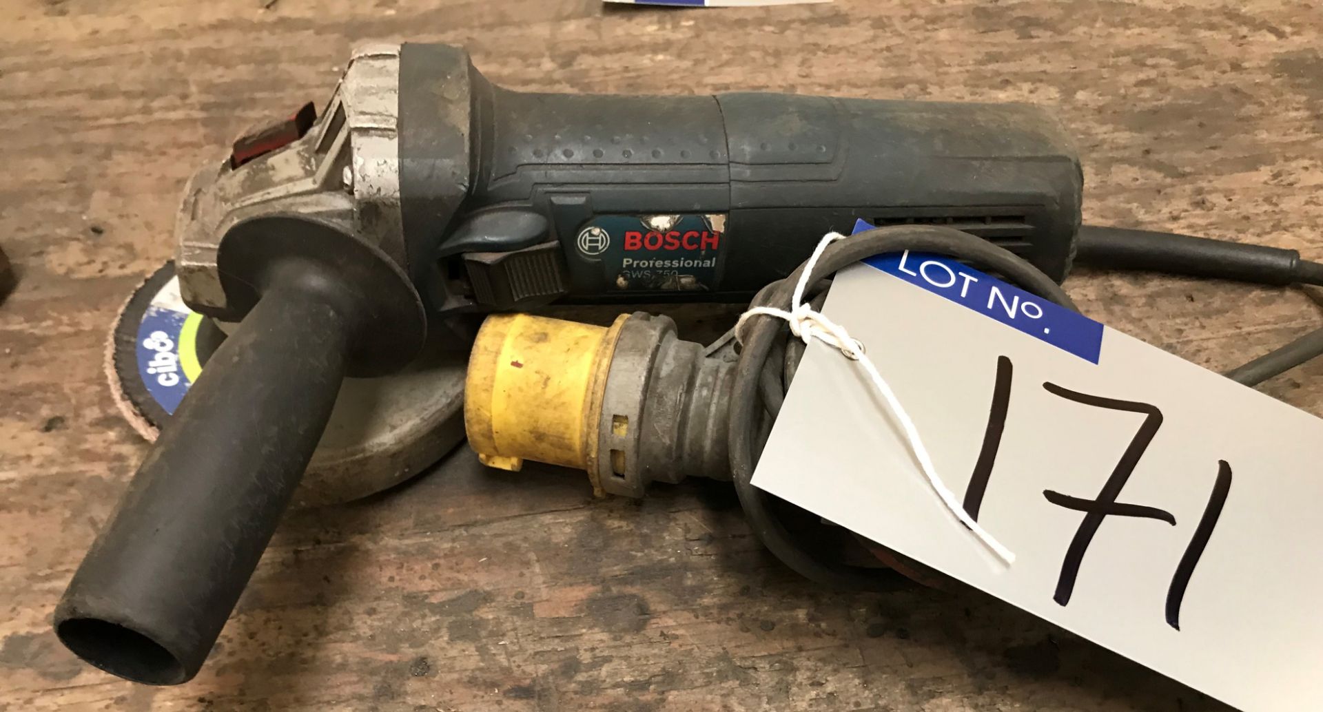 A Bosch Professional GWS750 4in Angle Grinder, 110v.