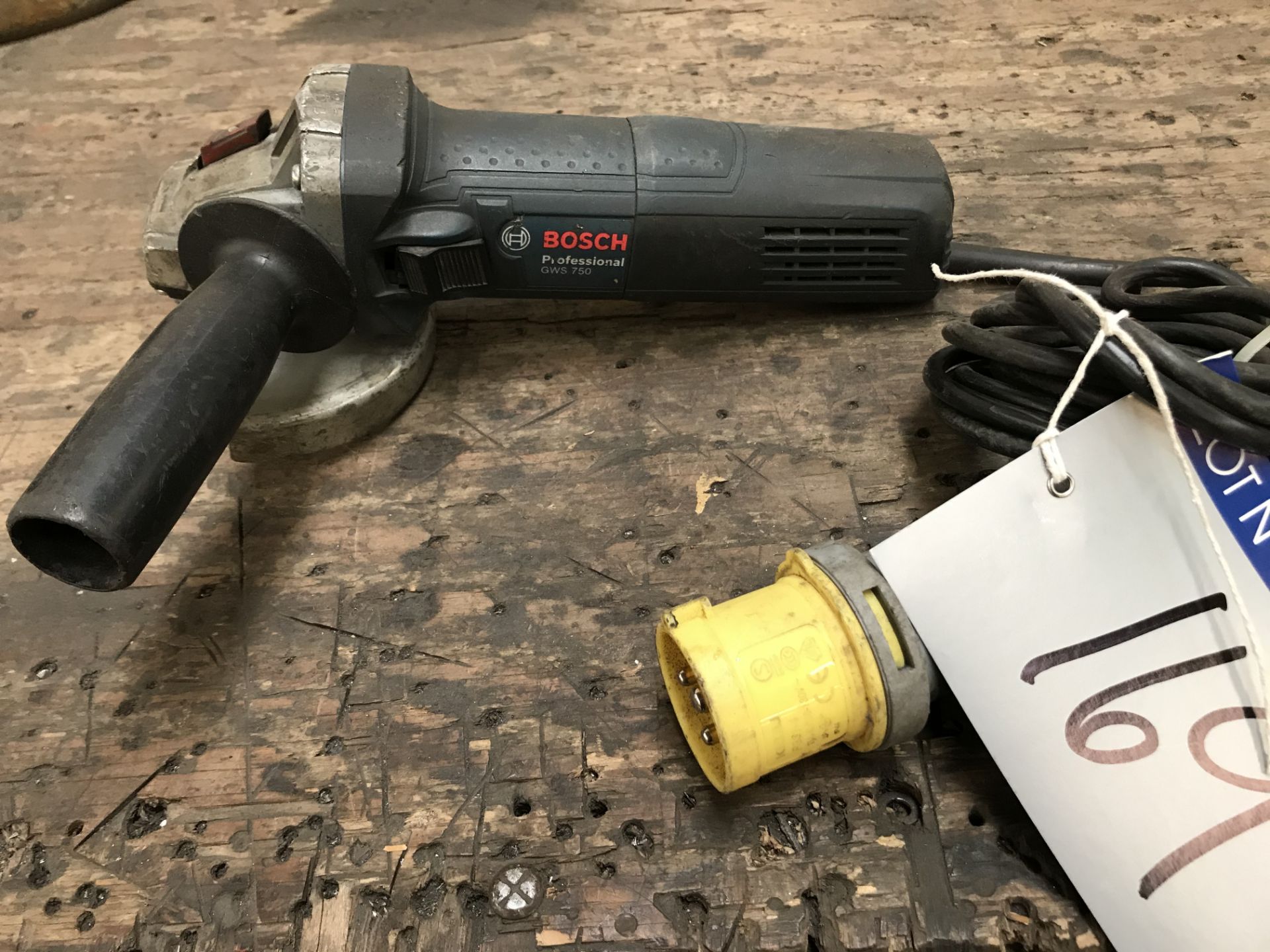 A Bosch Professional GWS750 4in Angle Grinder, 110v.