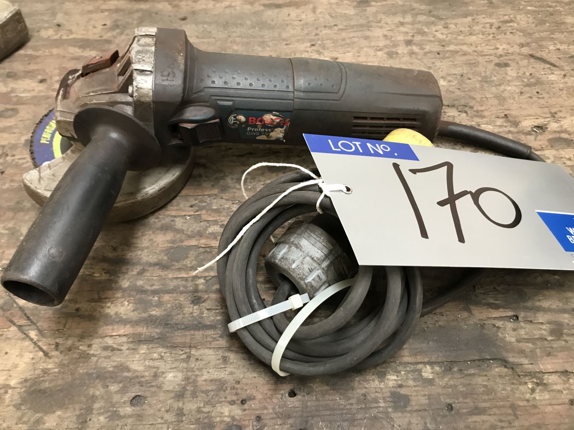 A Bosch Professional GWS750 4in Angle Grinder, 110v.