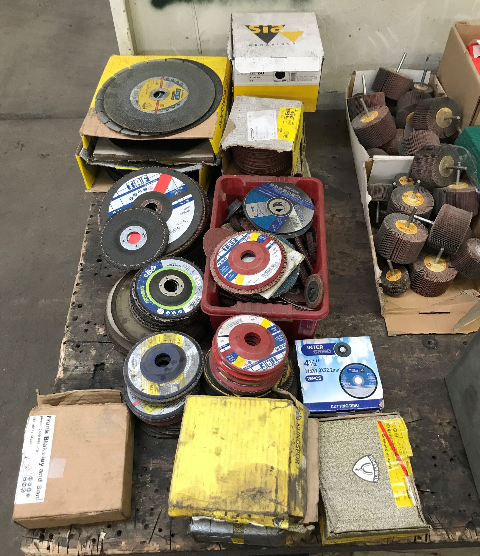 A Quantity of Assorted Grinding and Polishing Consumables including Cutting Discs, Polishing Wheels, - Image 2 of 3